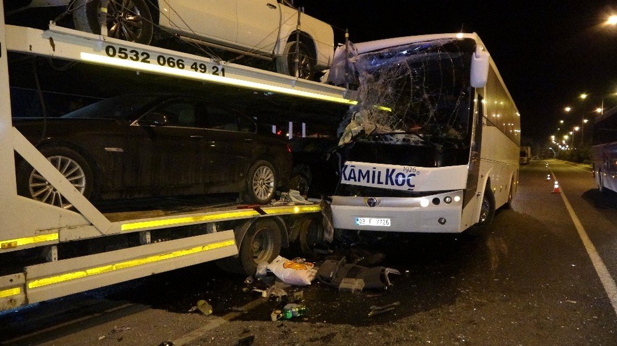 Uşak\'ta yolcu otobüsü kaza yaptı: 3\'ü ağır 13 yaralı