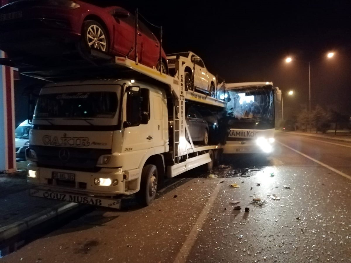 Uşak\'ta yolcu otobüsü tıra çarptı: 16 yaralı