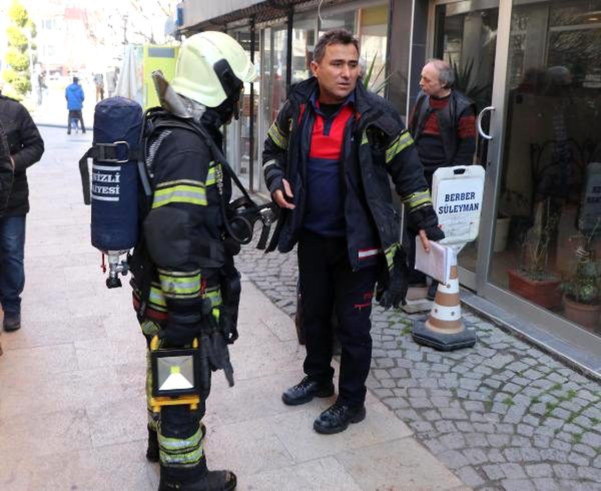 Yangında kahveye duman doldu, müşteriler tavlaya devam etti