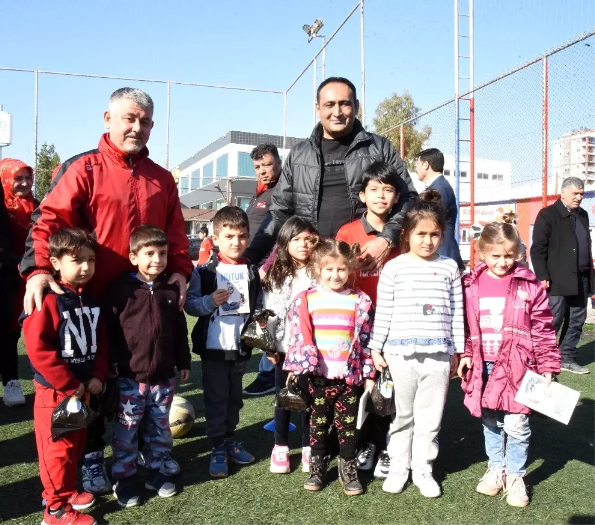 Yılmaz, minik sporcuları antrenmanlarında ziyaret etti