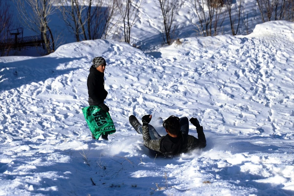 Ağrılı çocukların kömür torbalarıyla kayak eğlencesi