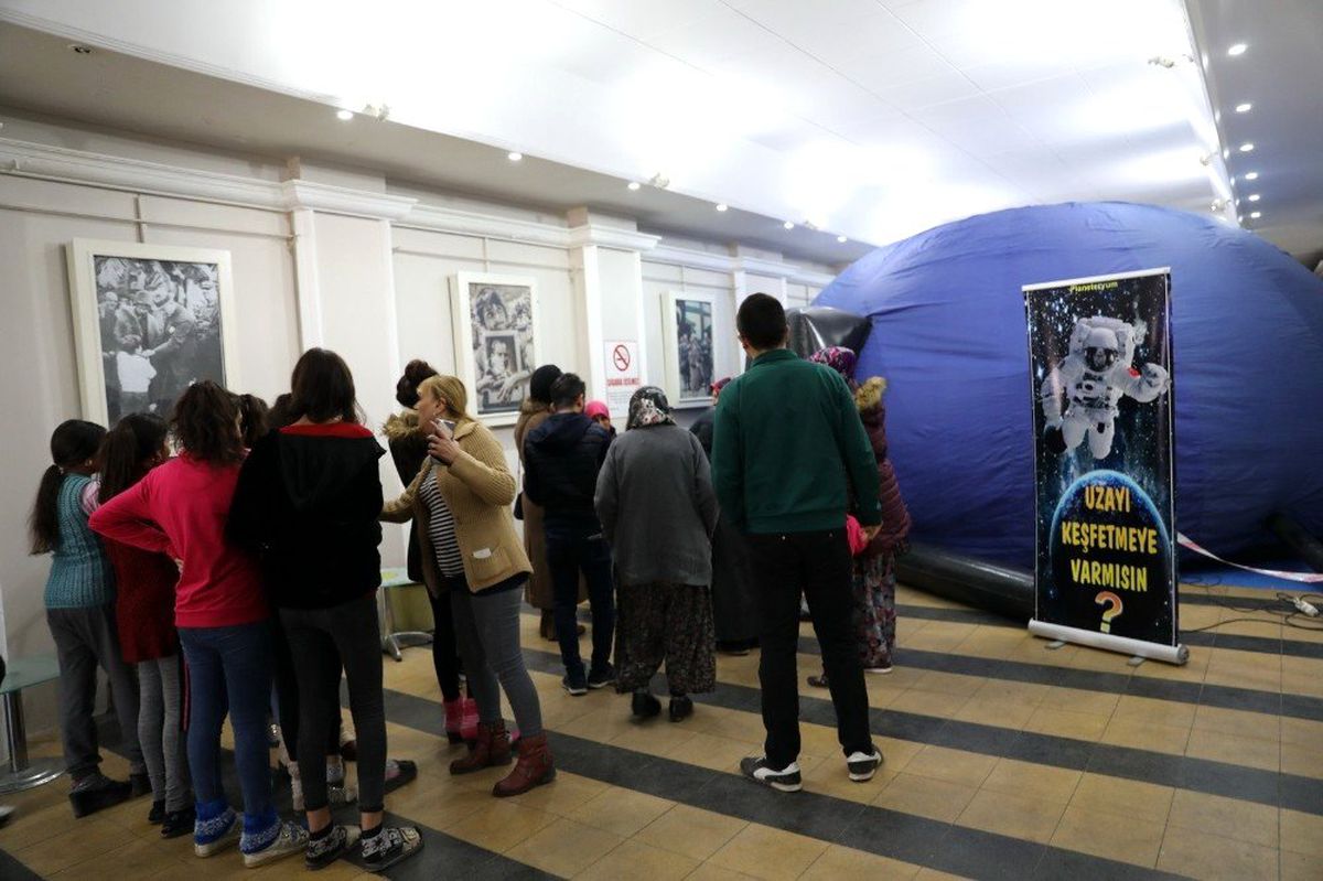 Akhisarlı öğrenciler planetaryum ile gök bilimlerini öğrendi