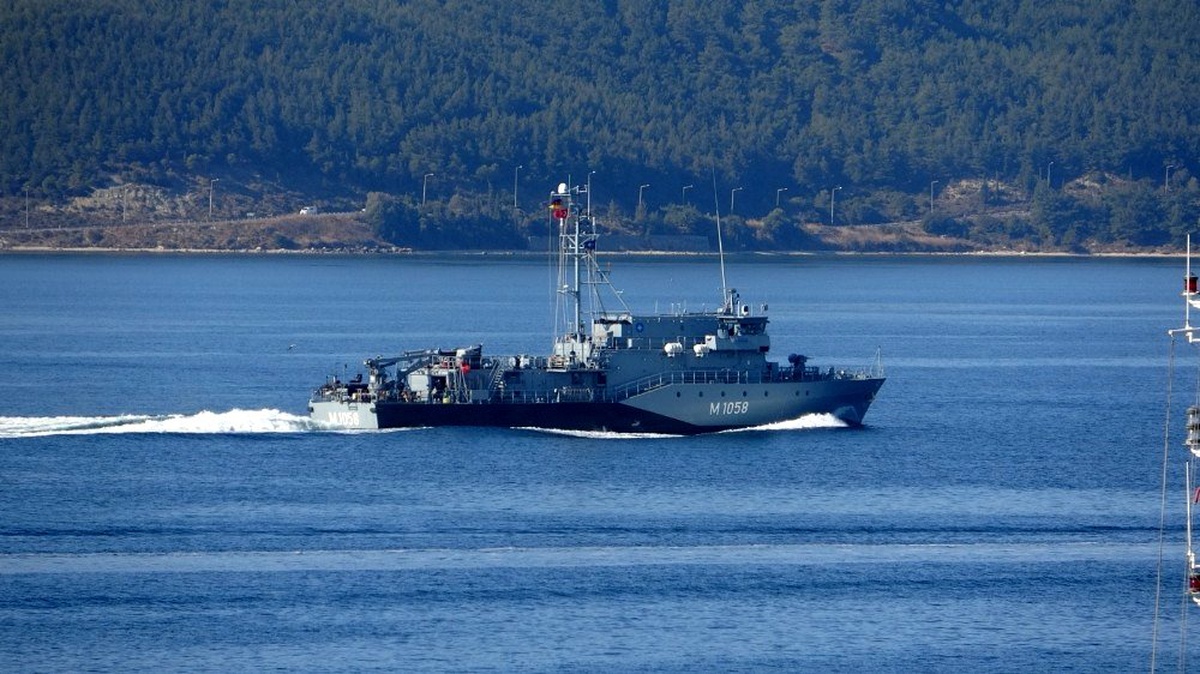 Alman savaş gemisi \'Fulda\' Çanakkale Boğazı\'ndan geçti