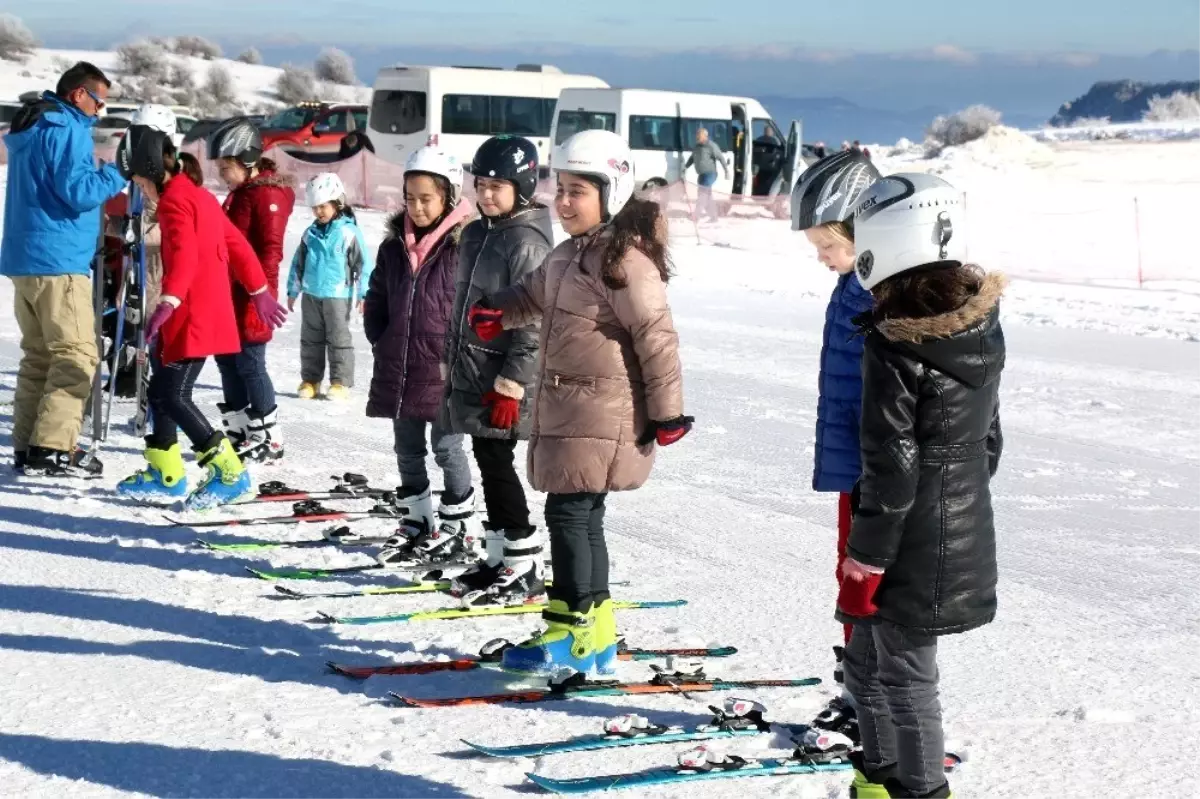 \'Antrenörüm Okulda\' projesi ile öğrenciler ücretsiz olarak kayak öğreniyor