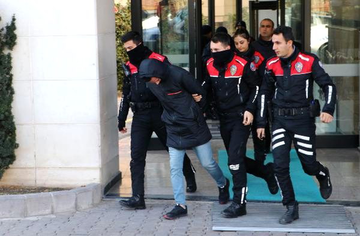 Avukat ve müvekkil yakınlarının silahlı kavgası kamerada