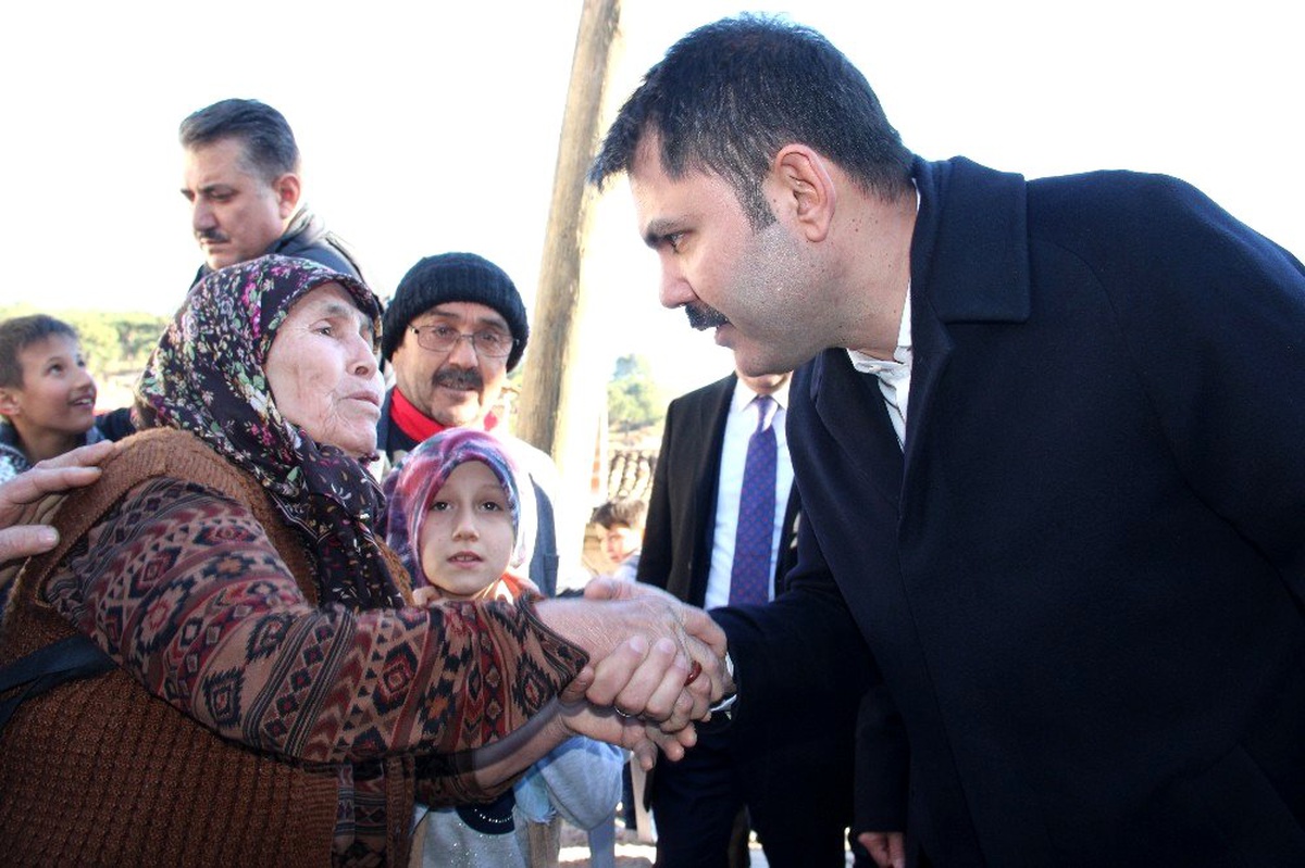 Bakan Kurum depremde hasar gören mahalleleri gezdi