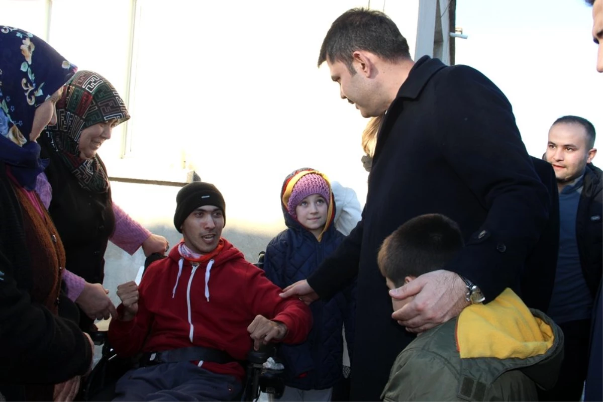 Bakan Kurum depremde hasar gören mahalleleri gezdi