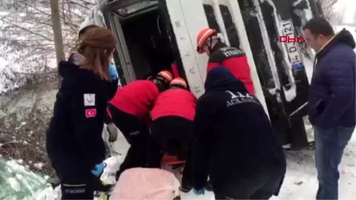 Bolu kayganlaşan yolda devrilen kamyonun sürücüsü yaralandı