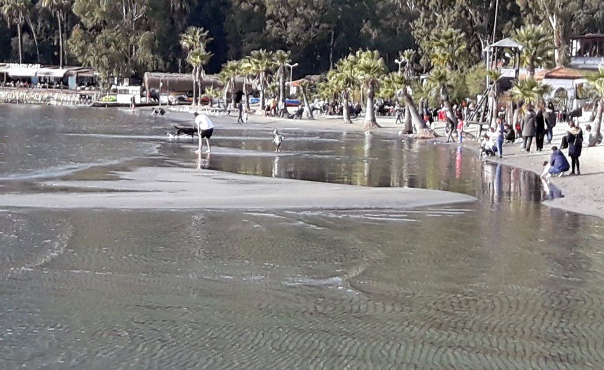 Deniz suyu 30 metre çekildi