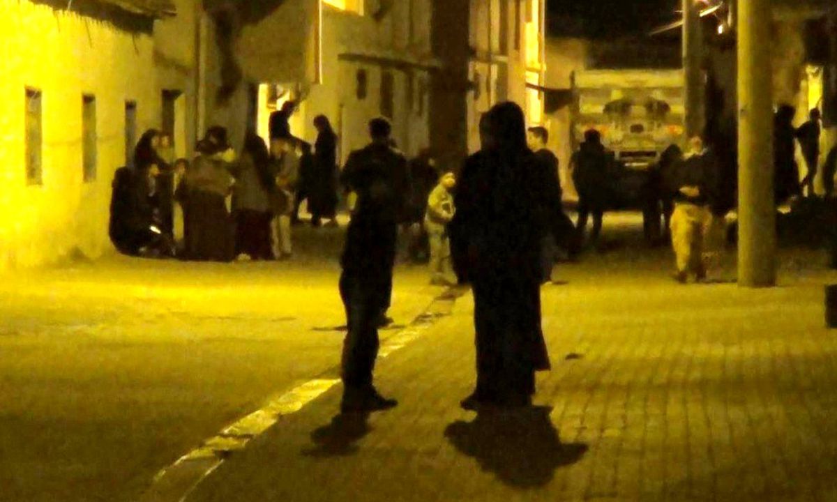 Deprem sınır ilçesi Akçakale\'de halkı sokaklara döktü