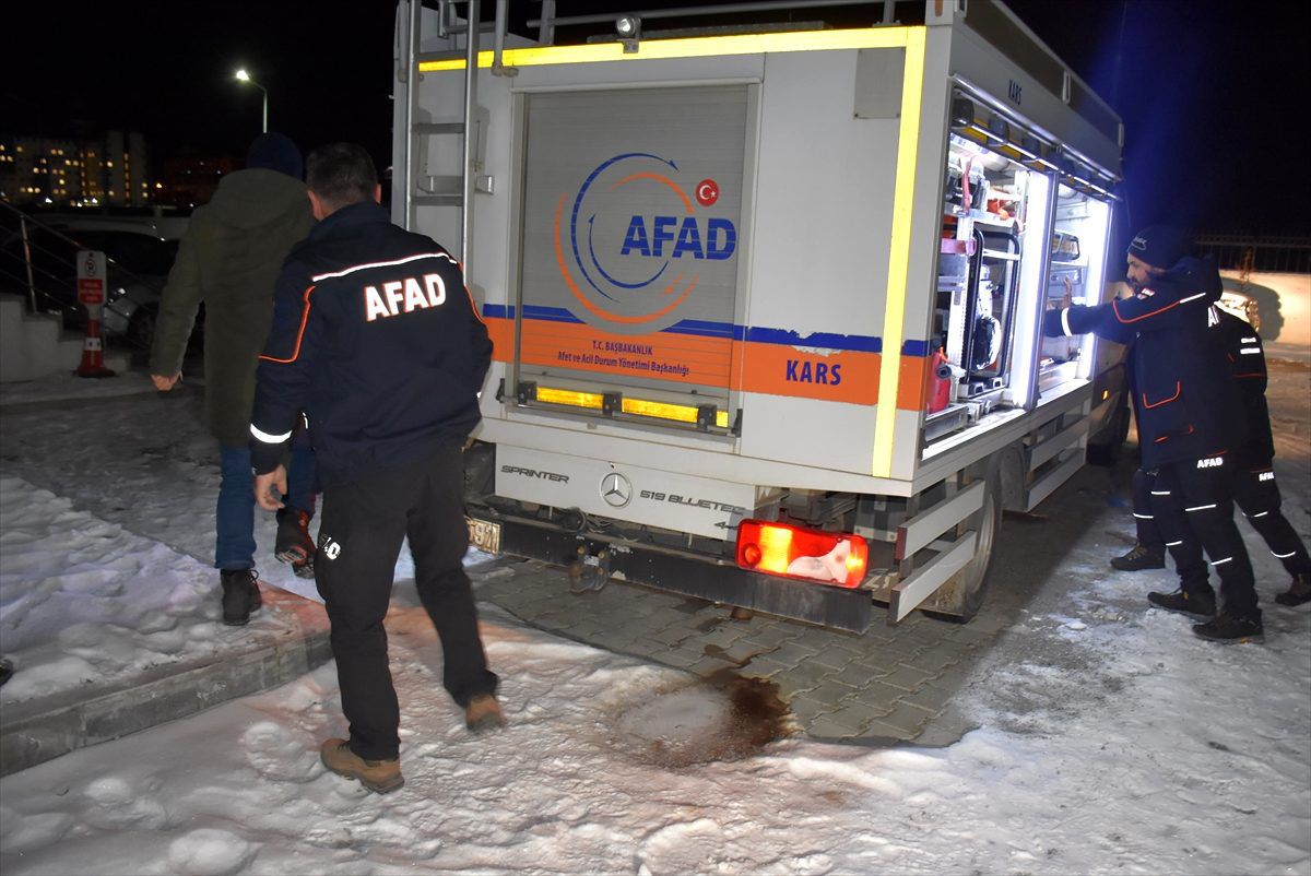 Doğu Anadolu\'da kurtarma ekipleri, deprem nedeniyle Elazığ\'a gönderildi