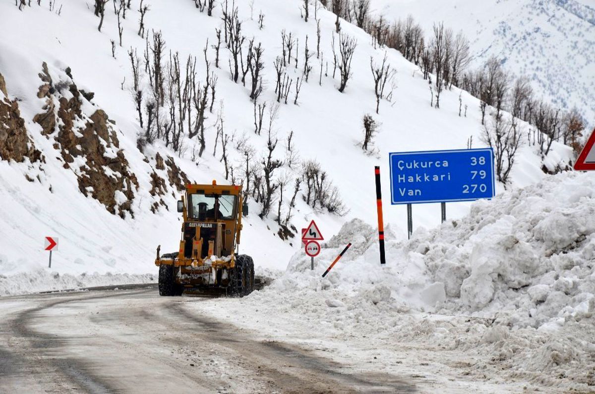 Ekiplerin karla mücadelesi sürüyor