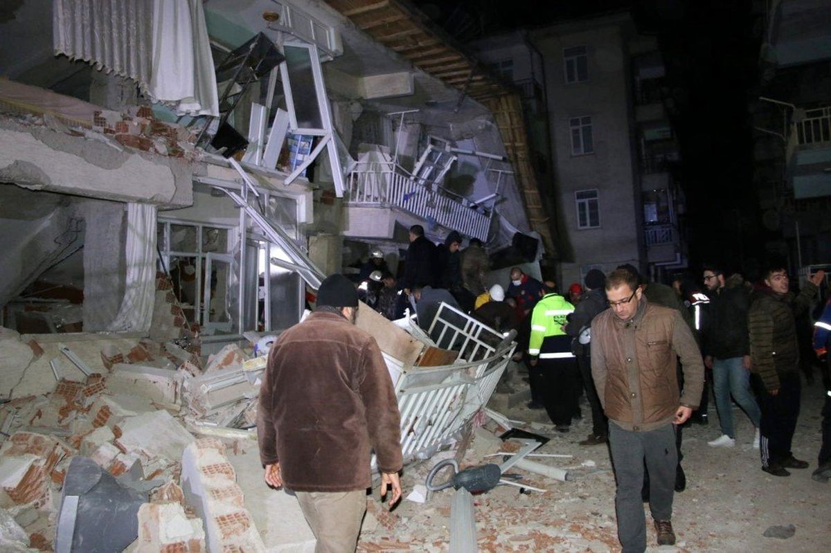 Elazığ\'da 6.8 büyüklüğünde deprem