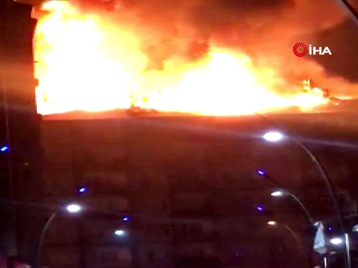 Elazığ\'da deprem sonrası bir binada yangın çıktı