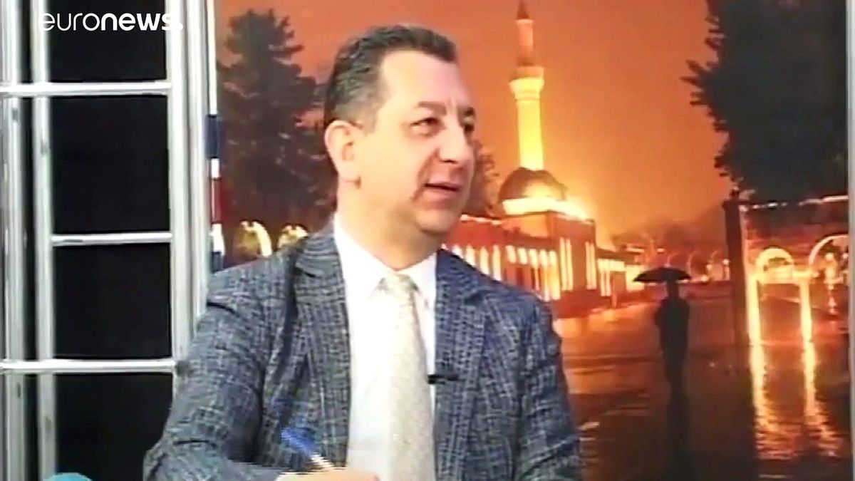 Elazığ\'daki deprem anı canlı yayında stüdyoya yansıdı