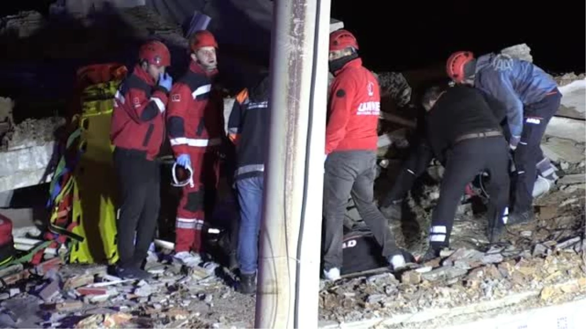 Elazığ\'daki deprem - Çöken binada arama kurtarma çalışmaları (2)