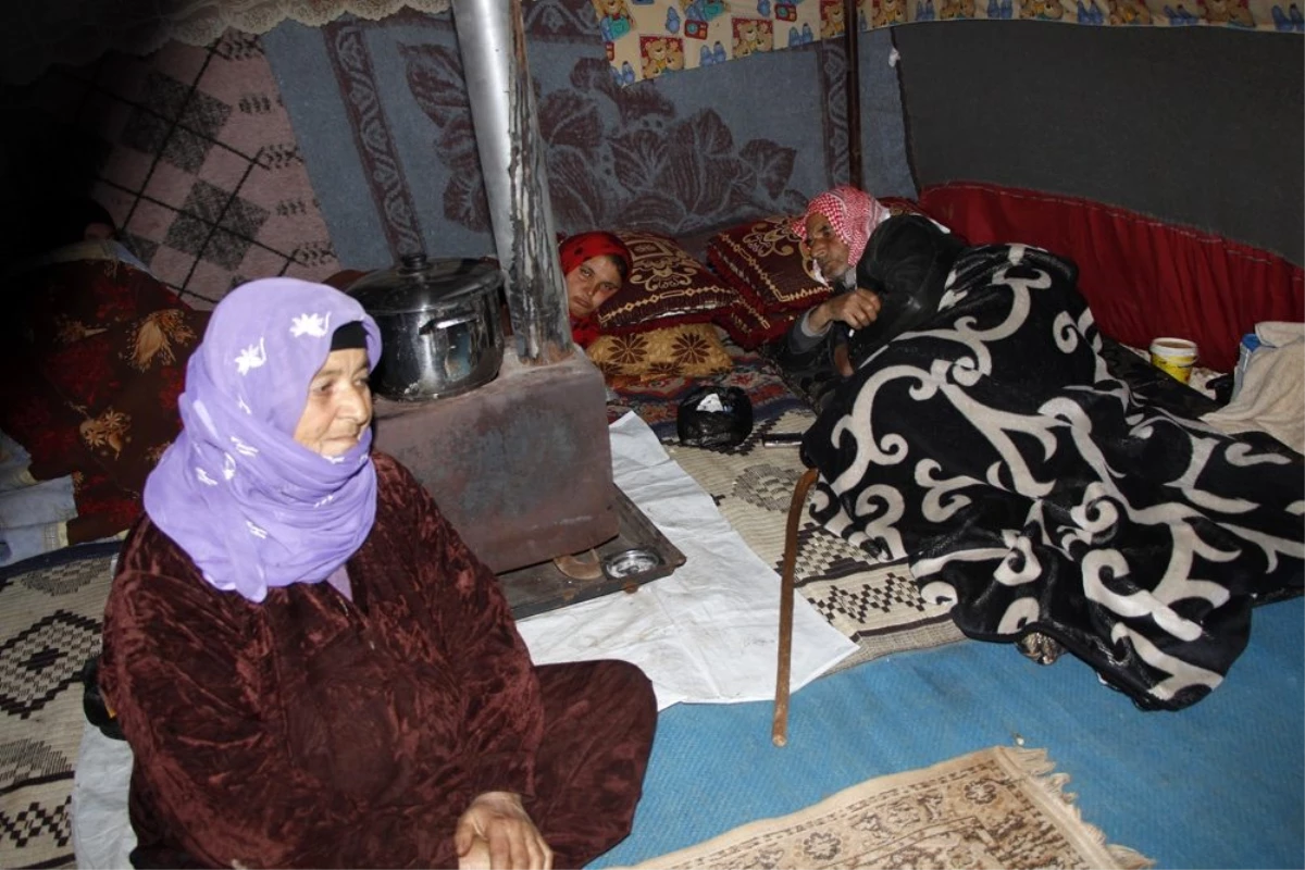 Engelli eşi ve kızlarıyla İdlib\'den kaçan annenin dramı