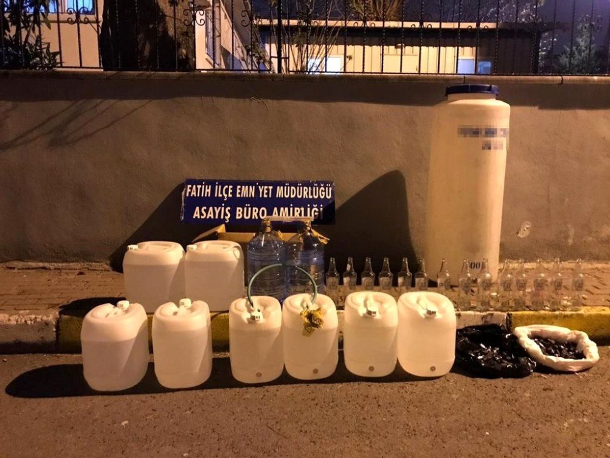 Fatih\'te sahte alkol imalathanesine baskın: 2 gözaltı