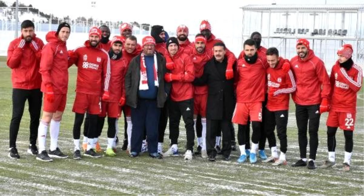 Fenomen simitçi Ahmet Yaşin, Sivasspor antrenmanında futbolcularla tanıştı