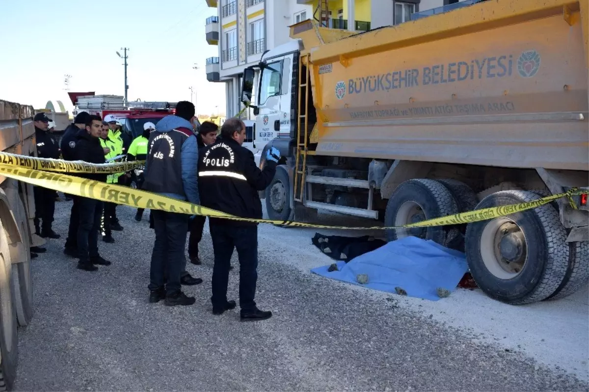 Hafriyat kamyonu belediye işçisini ezdi: 1 ölü