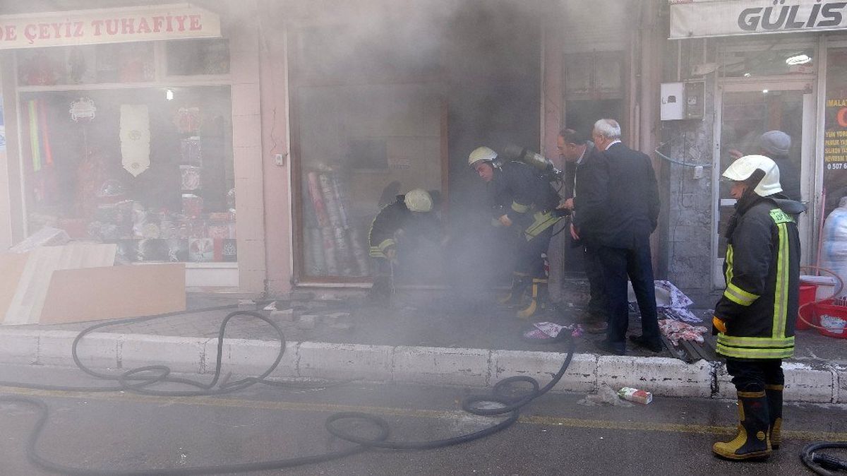 Isparta\'da çeyiz eşyası satılan iş yerinde korkutan yangın