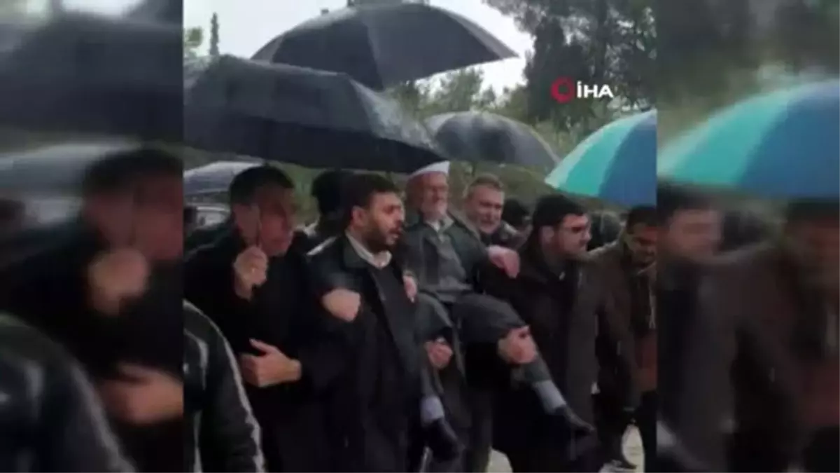 İsrail\'in yasak koyduğu Şeyh İkrime Sabri, Mescid-i Aksa\'ya omuzlarda girdi
