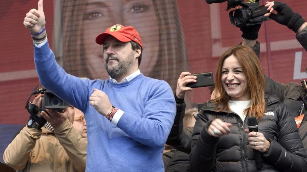 İtalya\'da Tunuslu aileye \'Siz uyuşturucu mu satıyorsunuz\' diye soran Salvini\'ye tepki