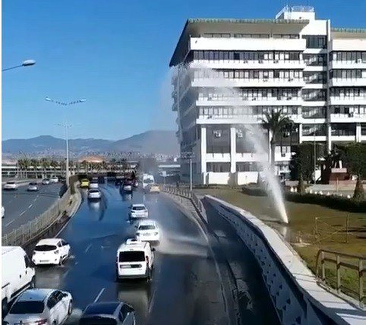 İzmir\'de su borusu patladı; sürücüler fışkıran suyla araçlarını yıkadı