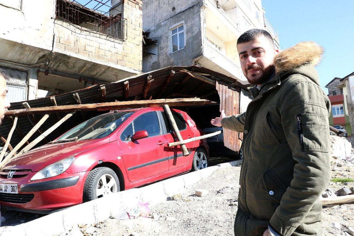 Kahramanmaraş\'ta evin çatısı araçların üzerine uçtu