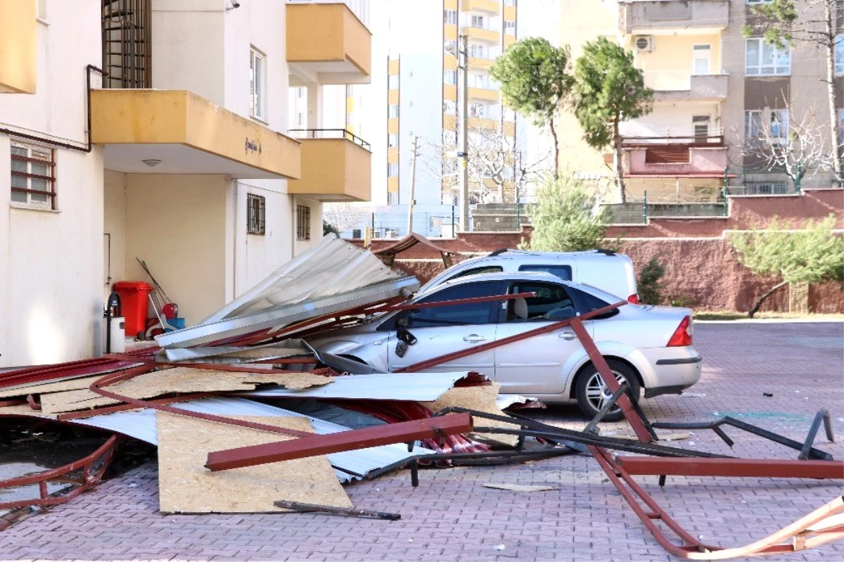 Kahramanmaraş\'ta şiddetli rüzgar çatıları uçurdu, ağaçları yerinden söktü
