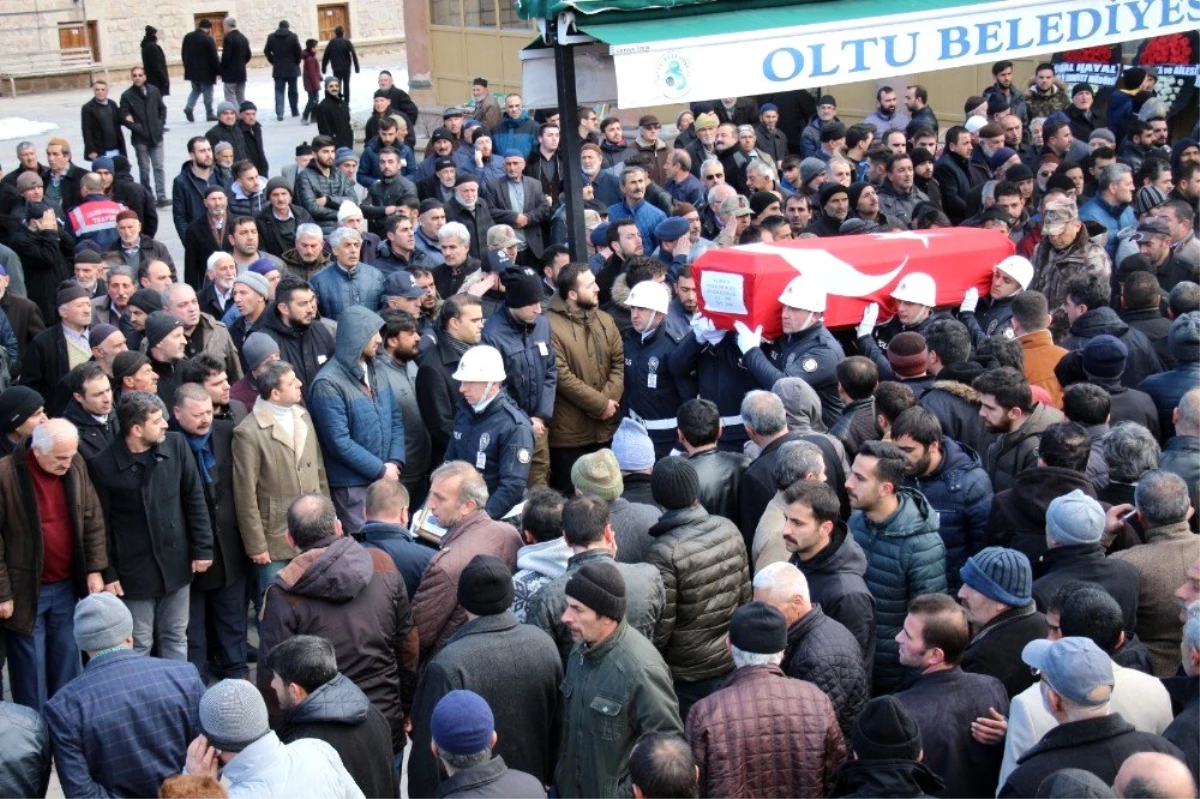 Kalp krizi geçirerek hayatını kaybeden polis memuru, son yolculuğuna uğurlandı