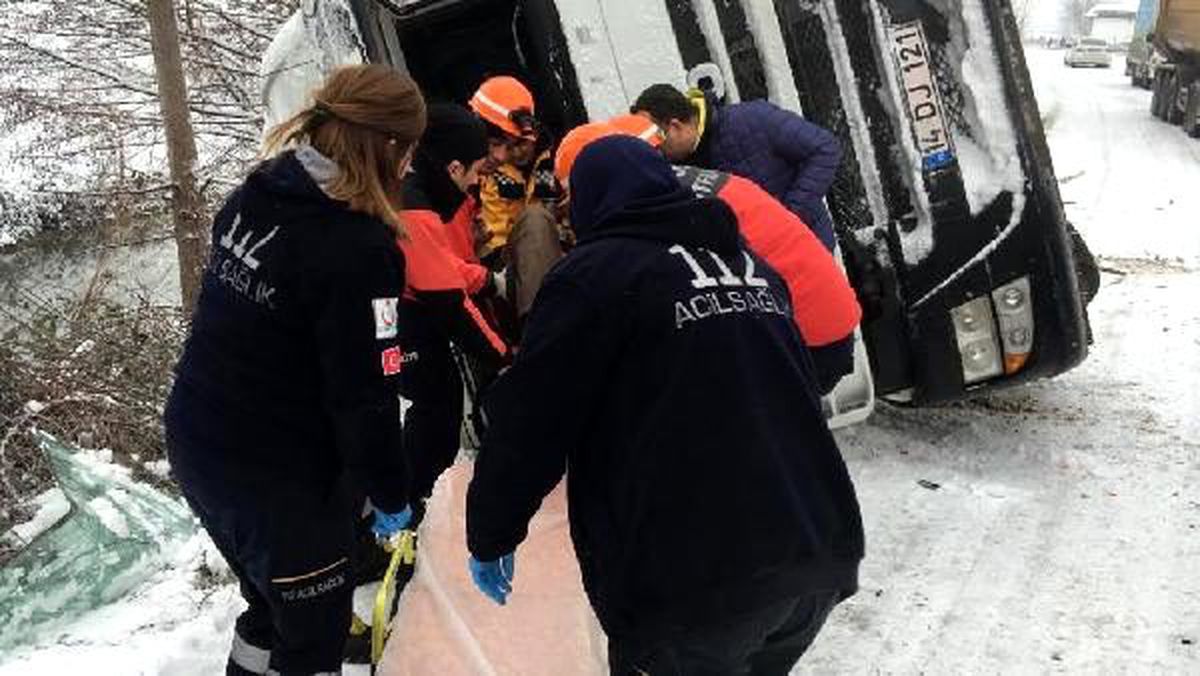 Kamyon buzlanma nedeniyle devrildi, şoför yaralandı