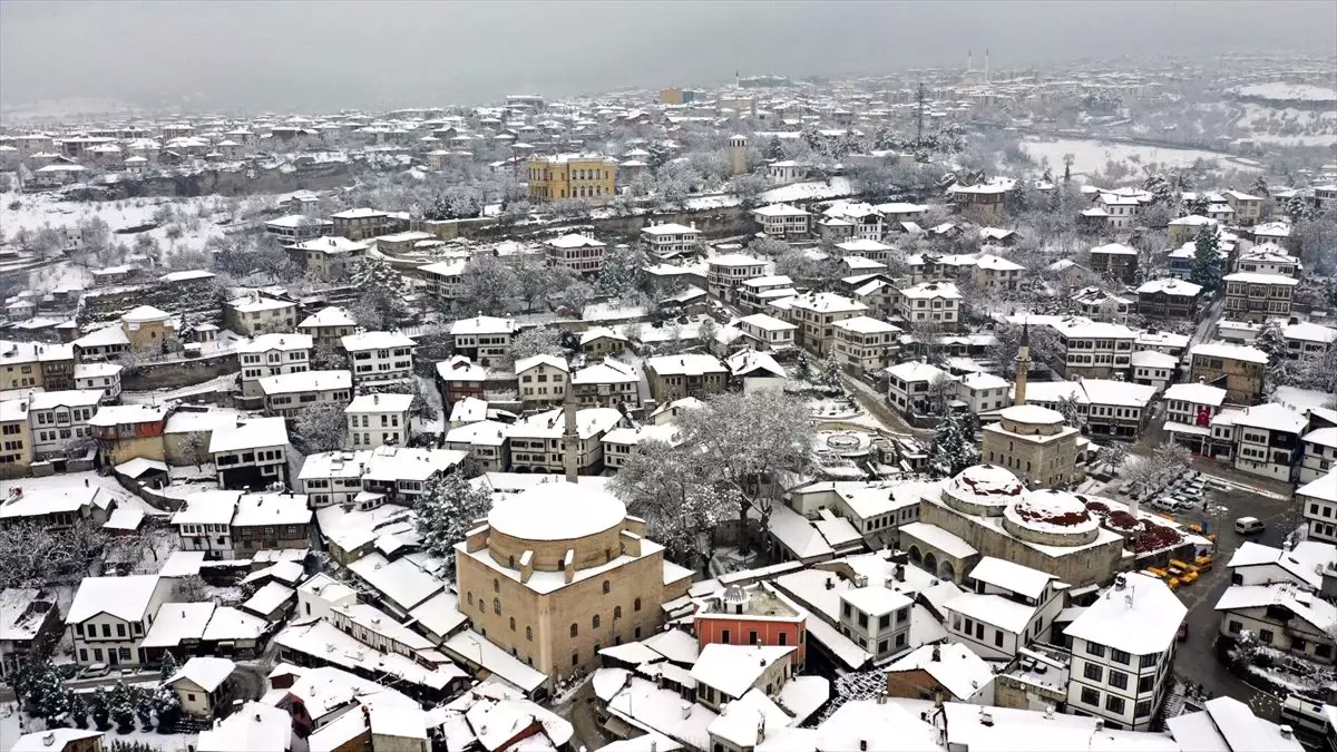 Kar yağışıyla beyaza bürünen tarihi Safranbolu konakları drone ile görüntülendi