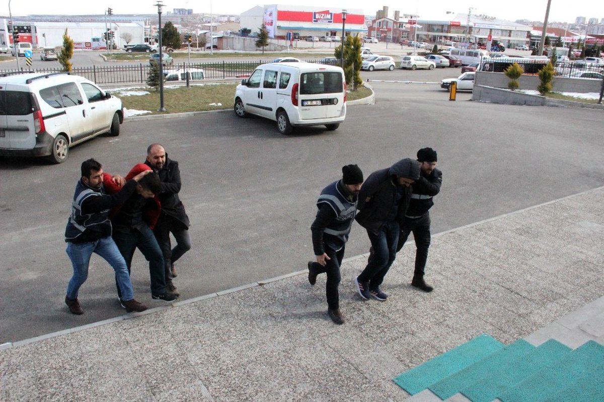 Karaman polisi, telefon dolandırıcısı 3 kişiyi kıskıvrak yakaladı