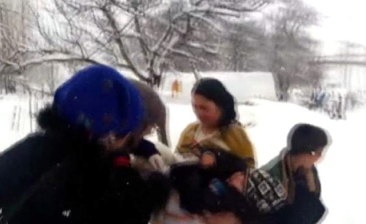 Kardan kapalı yol açıldı, köydeki çocuk hastaneye götürüldü