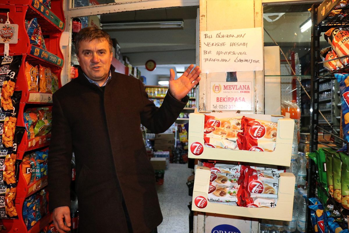 Kocaeli\'de bir hayırsever, bakkalın "veresiye defterini" satın aldı