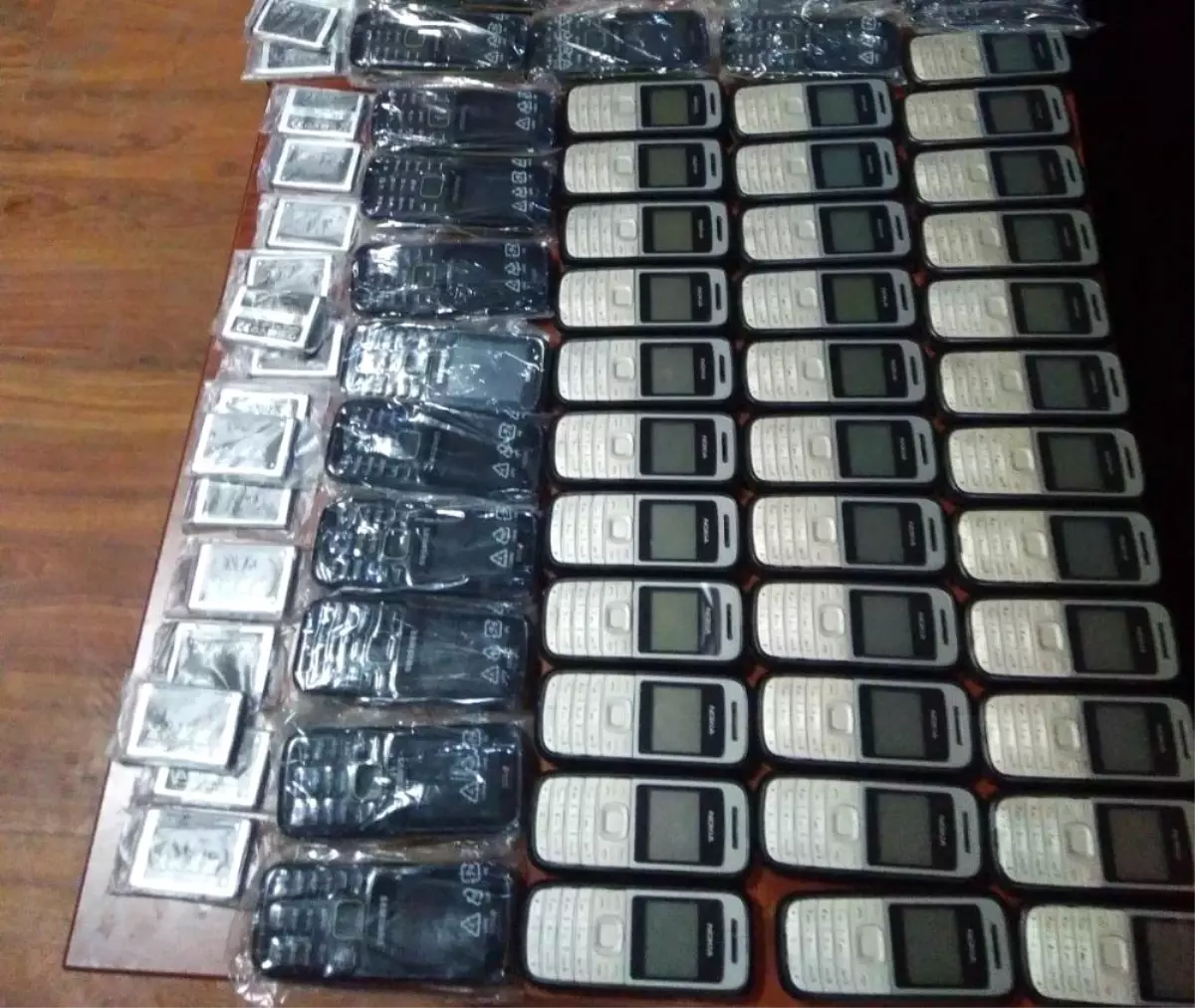 Kütahya\'da kaçak 114 adet tuşlu cep telefonu ele geçirildi