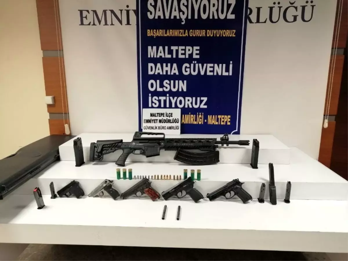 Maltepe\'de polisin durdurduğu şahsın evinden ve işyerinden cephanelik çıktı