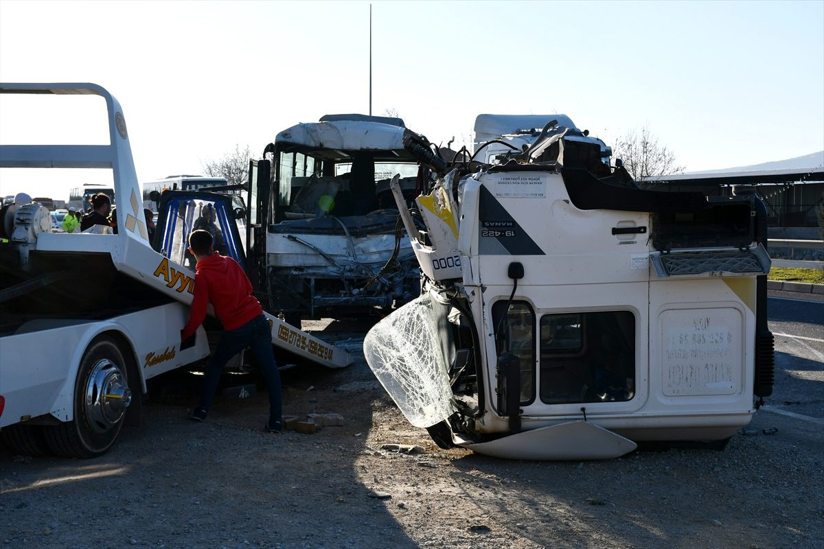 Manisa\'da zincirleme trafik kazası: 10 yaralı