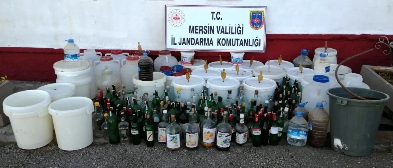 Mersin\'de 465 litre sahte içki ele geçirildi