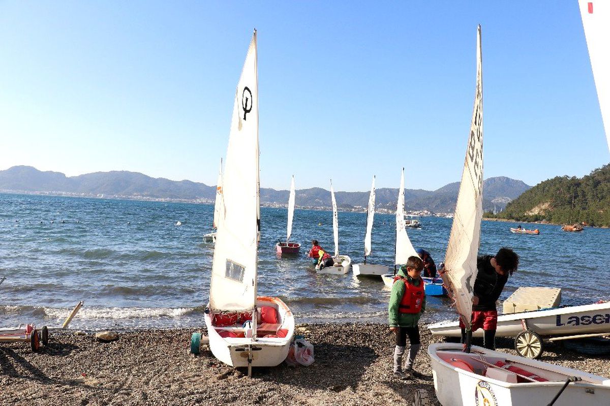 Minik yelkenciler sömestr tatilini kampta geçiriyor yapıyor