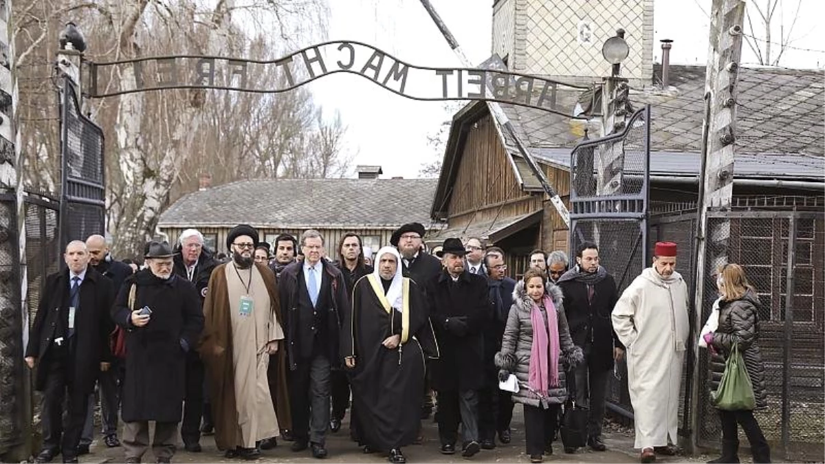 Müslüman dini liderler, Polonya\'daki Auschwitz Nazi toplama kampını ziyaret edip namaz kıldı