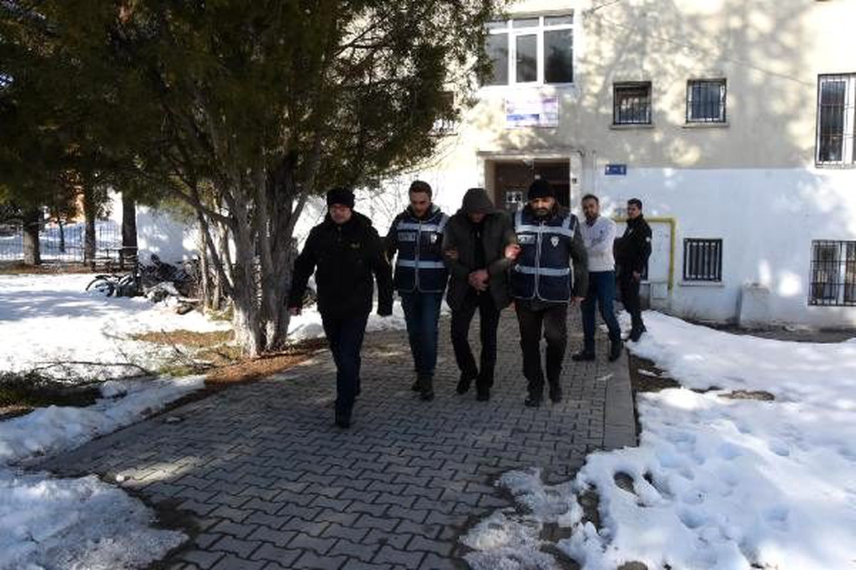 Peruklu hırsız, Hülya Avşar\'ın evini de soymuş