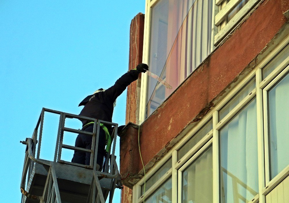 Rüzgardan kırılıp kaldırıma düşen cam kırıkları esnaf ve vatandaşları korkuttu