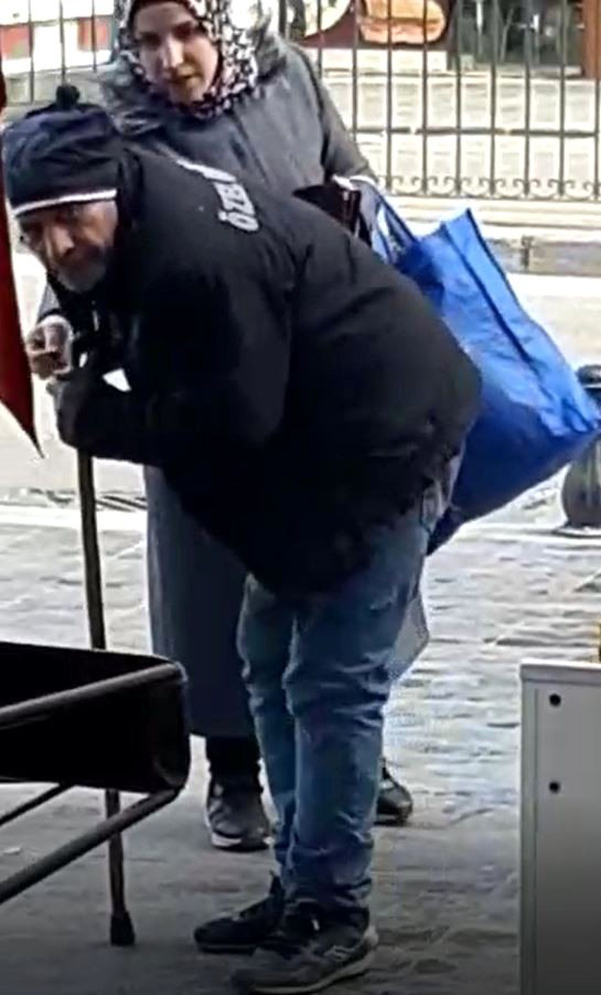 Sahtekar dilenci cep telefonu ile görüntülendi