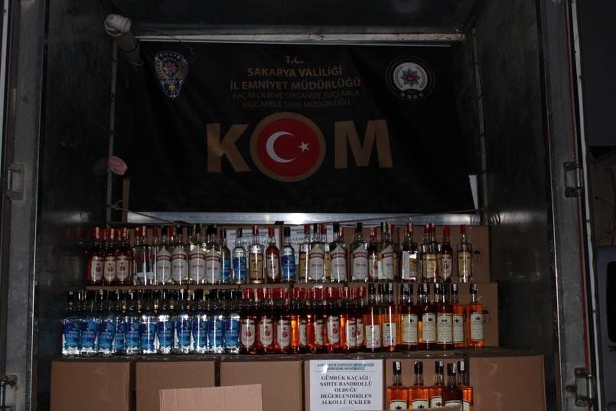 Sakarya\'da piyasa değeri 620 bin TL olan kaçak içki ele geçirildi