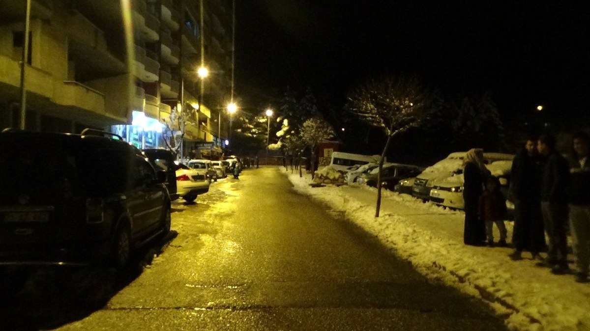 Siirt\'te deprem paniği: Vatandaşlar sokağa döküldü