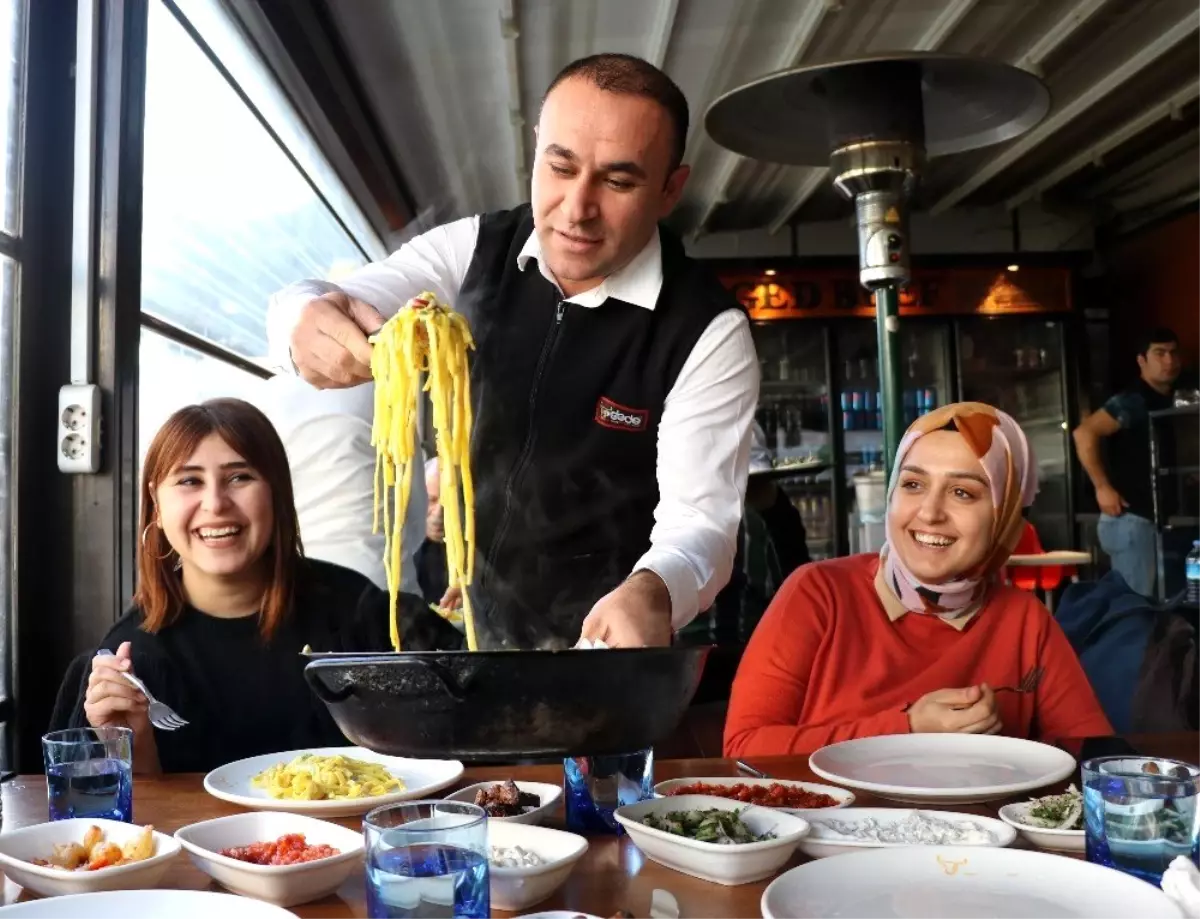 Tescilli Adana kebabının yanına tescilli makarna