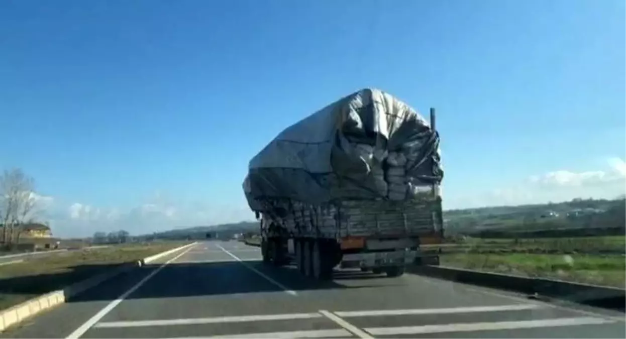 Tır sürücüsü, devrilmek üzere olan yüküne aldırmadan yolculuğuna devam etti