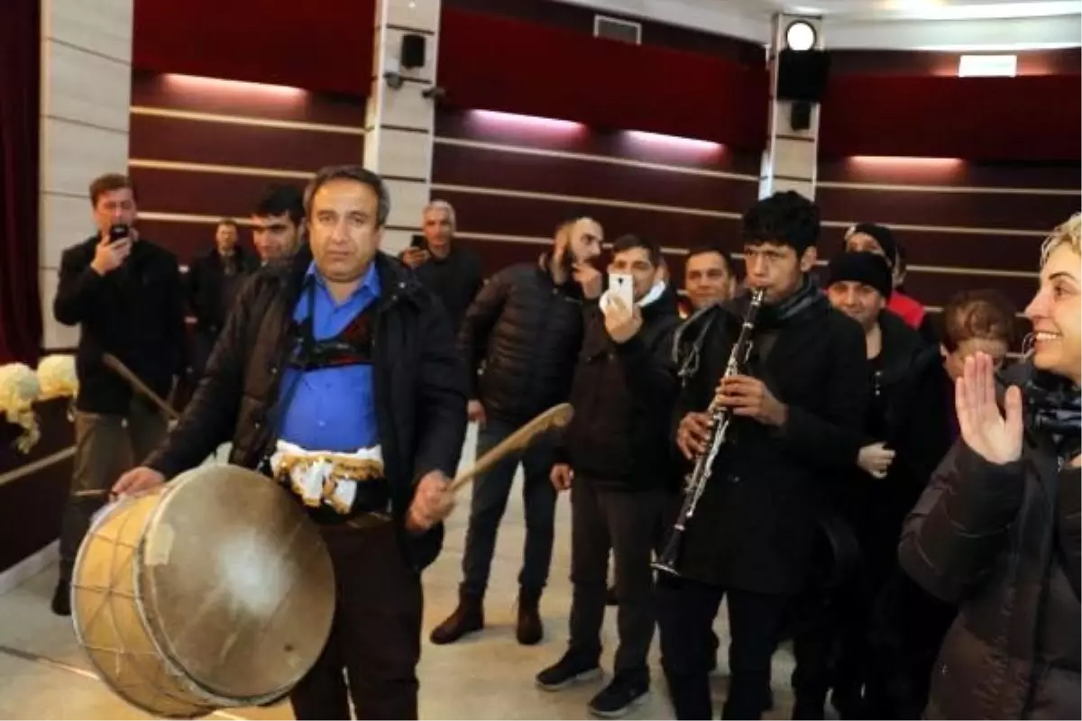 Toplu sözleşmeyi davul zurna eşliğinde kutladılar